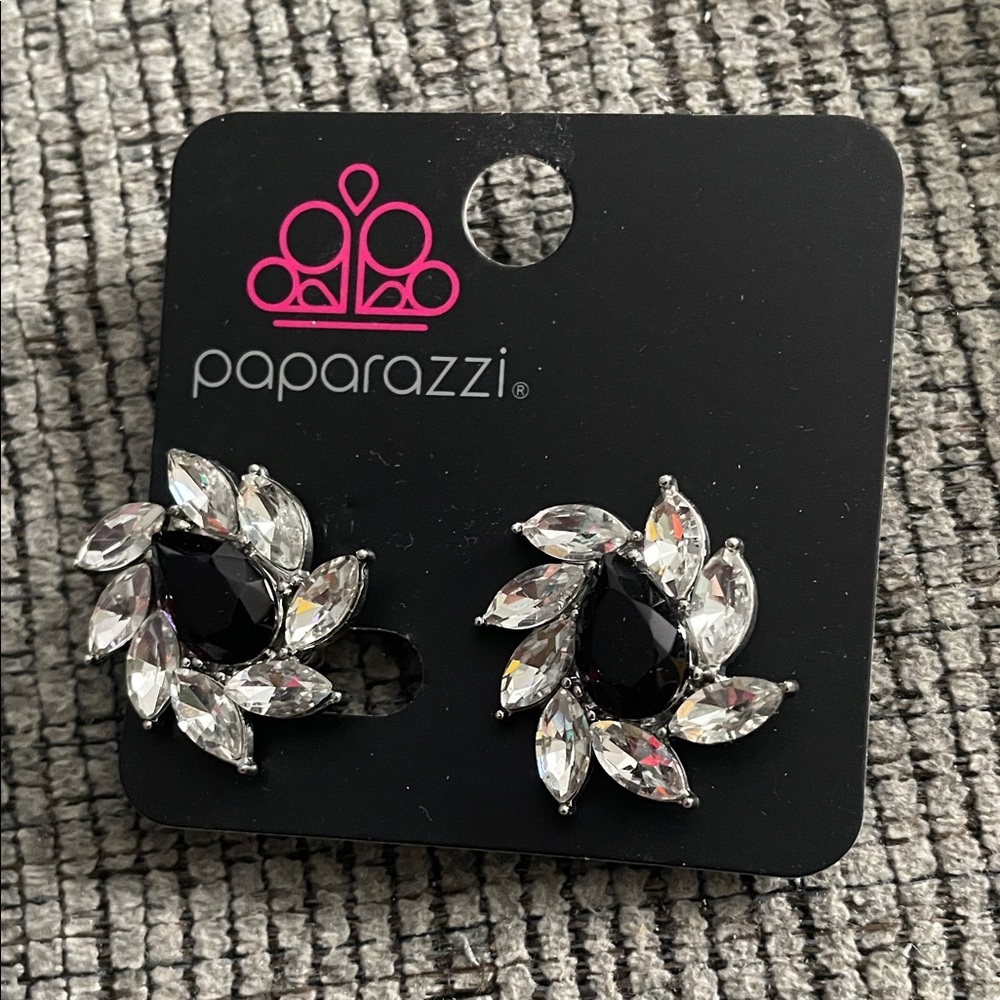 Clip-on Paparazzi Black and Silver Leaf Earrings